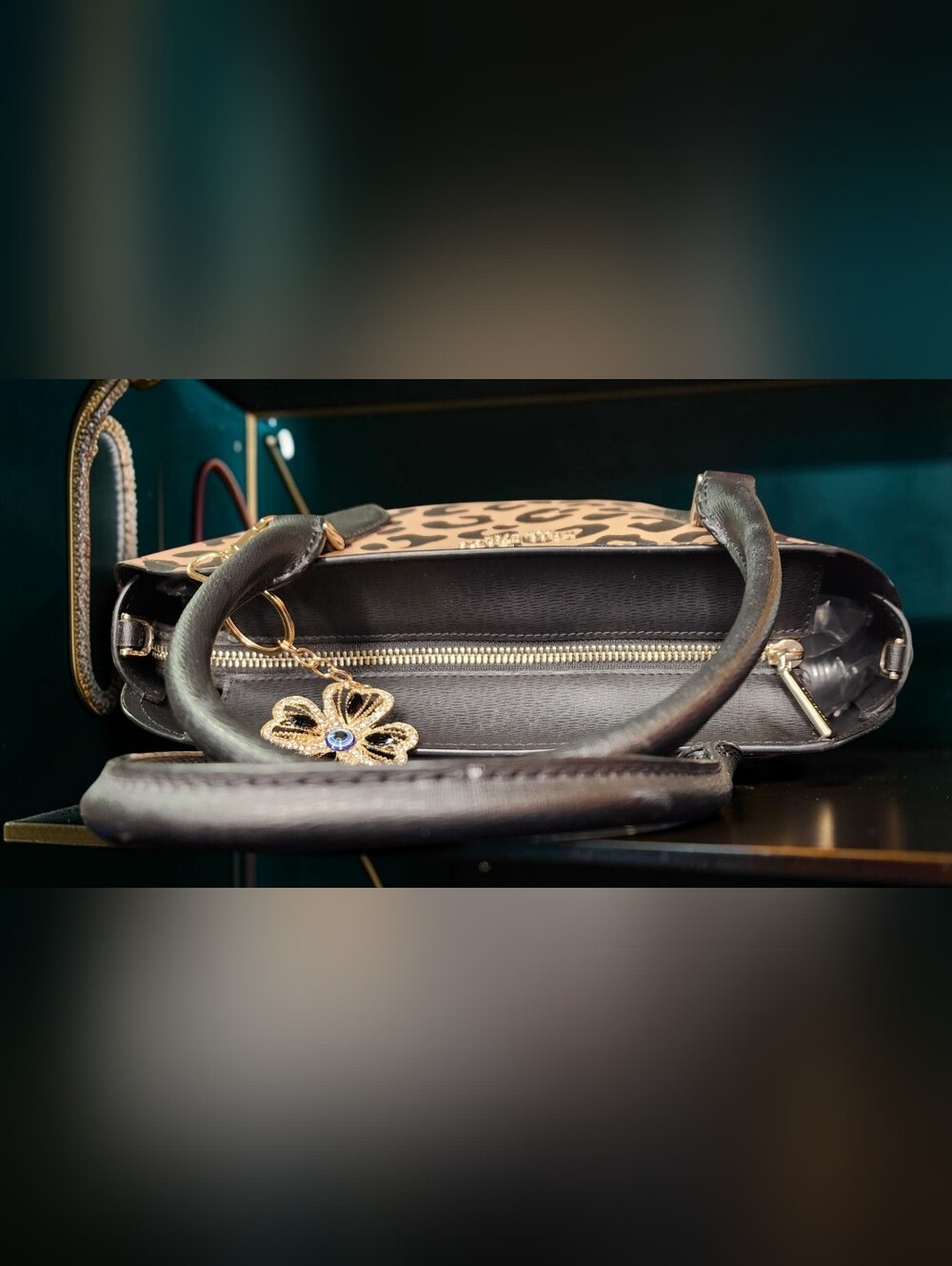 **SOLD**Kate Spade New York Darcy Graphic Leopard Large Satchel - Picture 3 of 16
